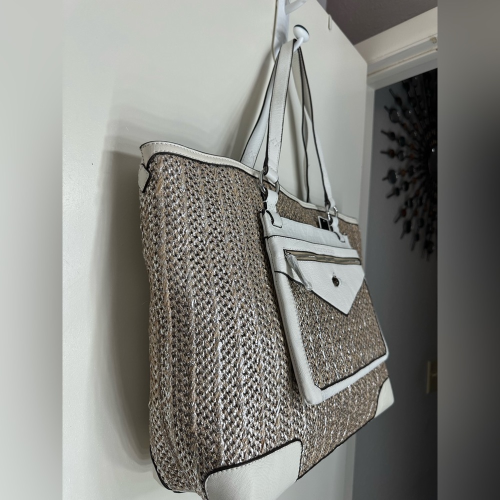 Juicy Couture Palm Springs Metallic
Straw Tote Bag white and silver - Picture 4 of 15